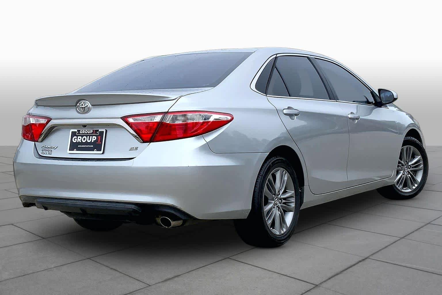 Used 2017 Toyota Camry SE w/ Moonroof Package FWD image 13
