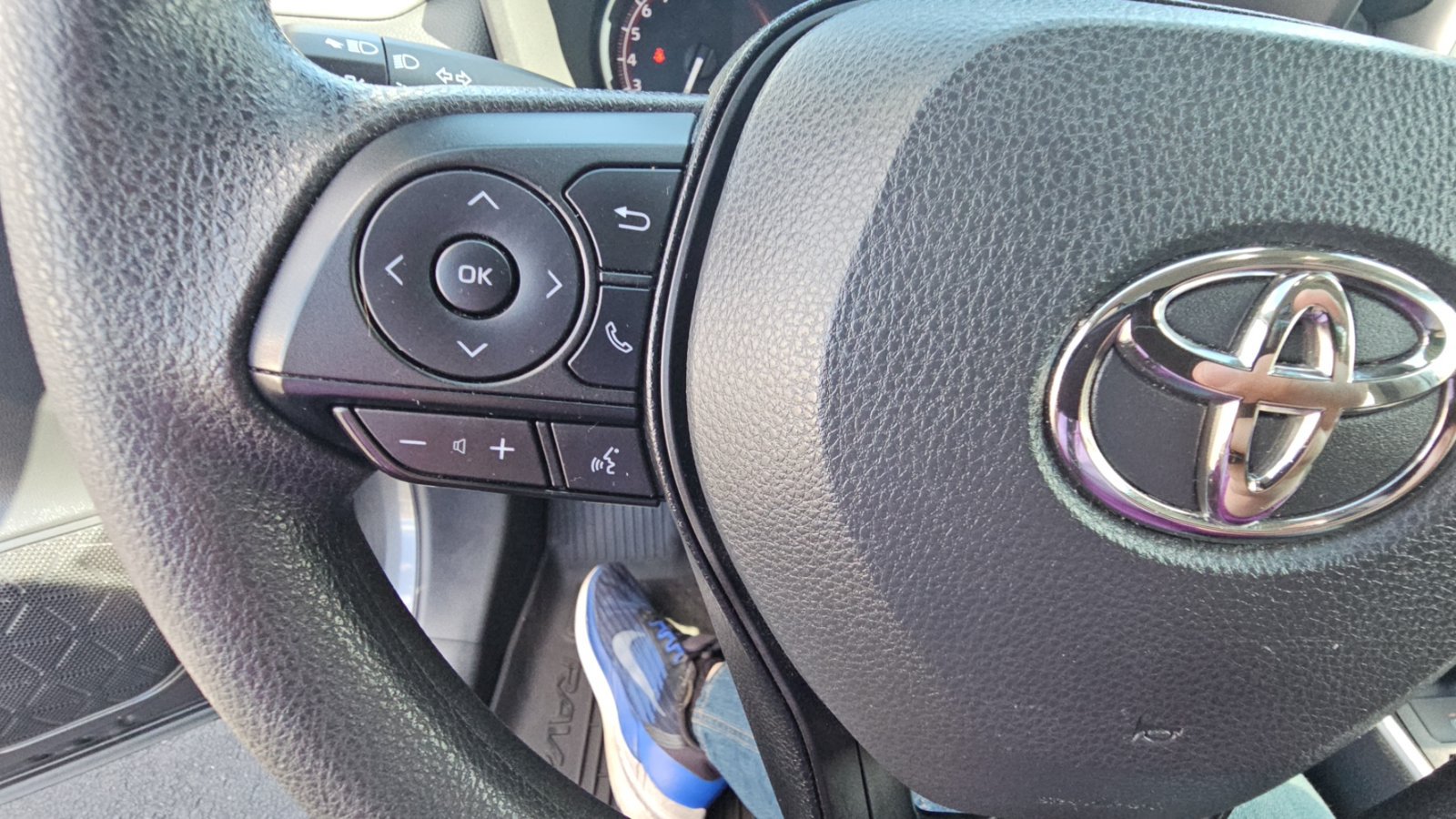 Certified 2025 Toyota RAV4 XLE AWD/4WD image 11
