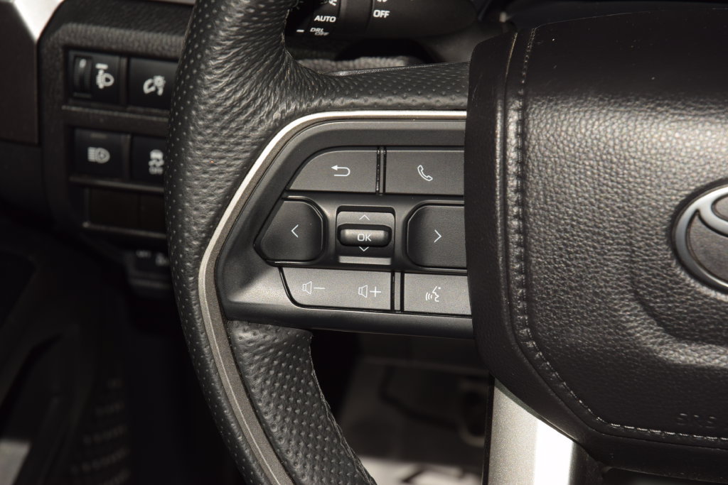 Used 2025 Toyota Tacoma TRD Sport AWD/4WD image 38