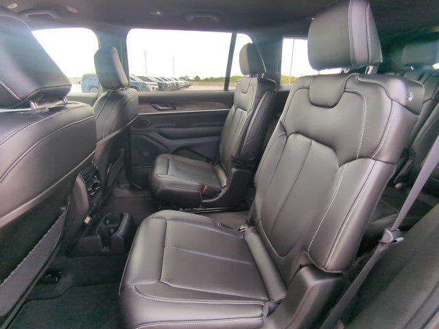 New 2027 Jeep Grand Cherokee L Limited RWD image 17