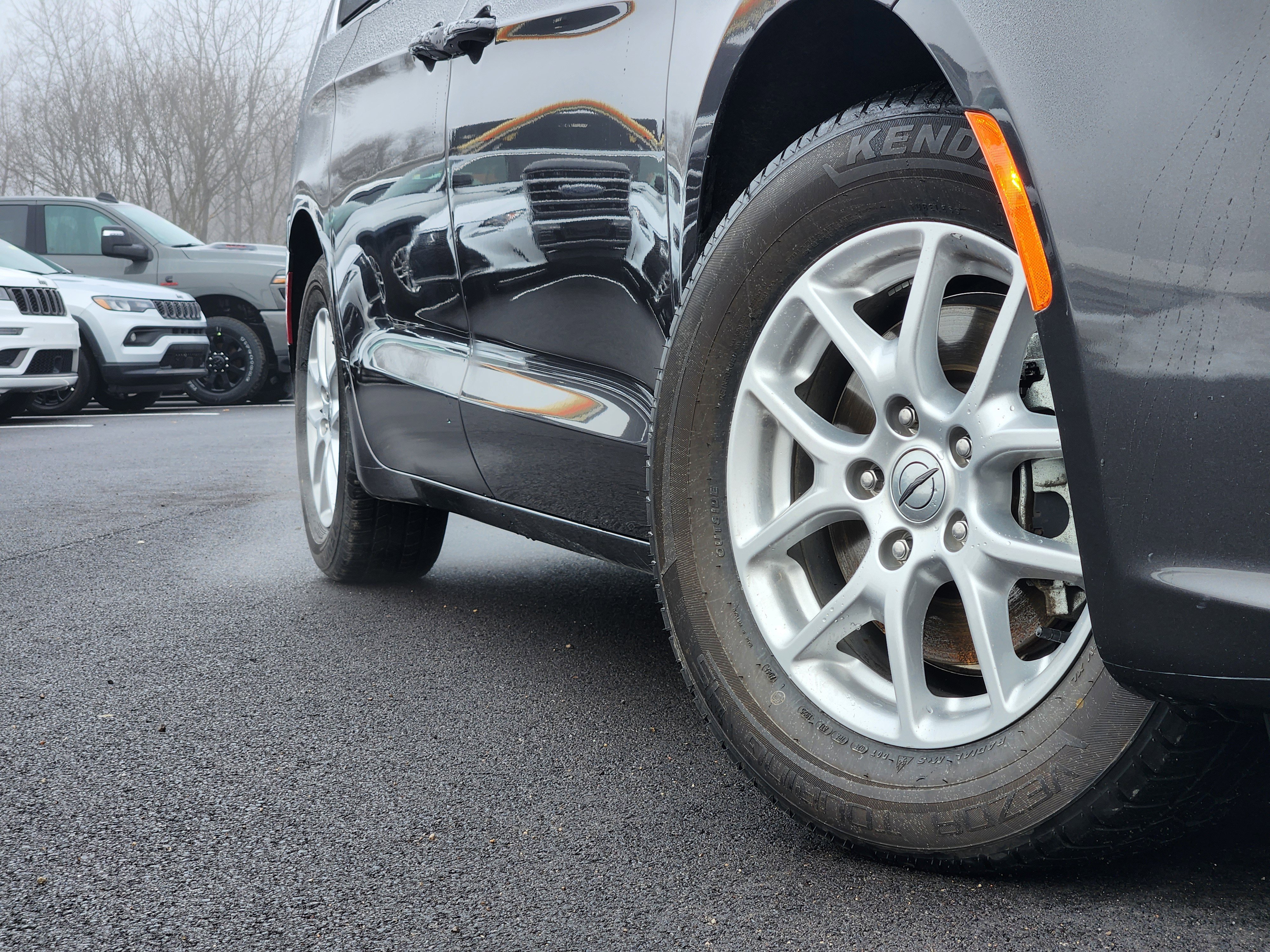 Used 2023 Chrysler Pacifica Touring-L image 11