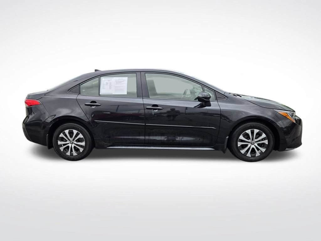 Used 2022 Toyota Corolla LE FWD image 2