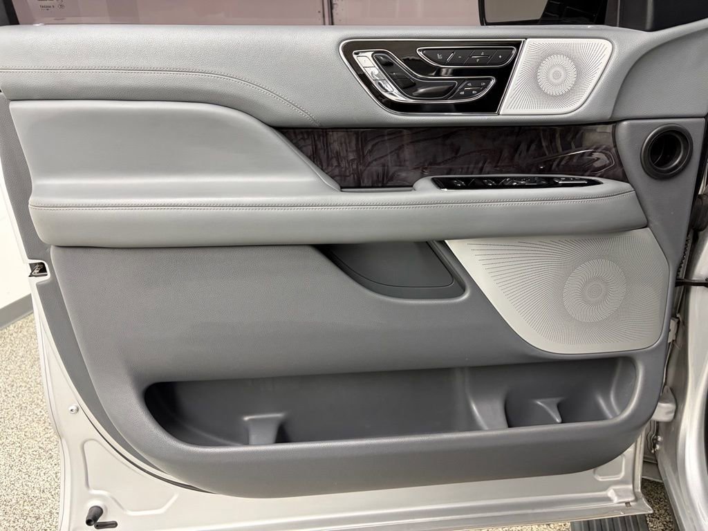 Used 2019 Lincoln Navigator Reserve AWD/4WD image 13