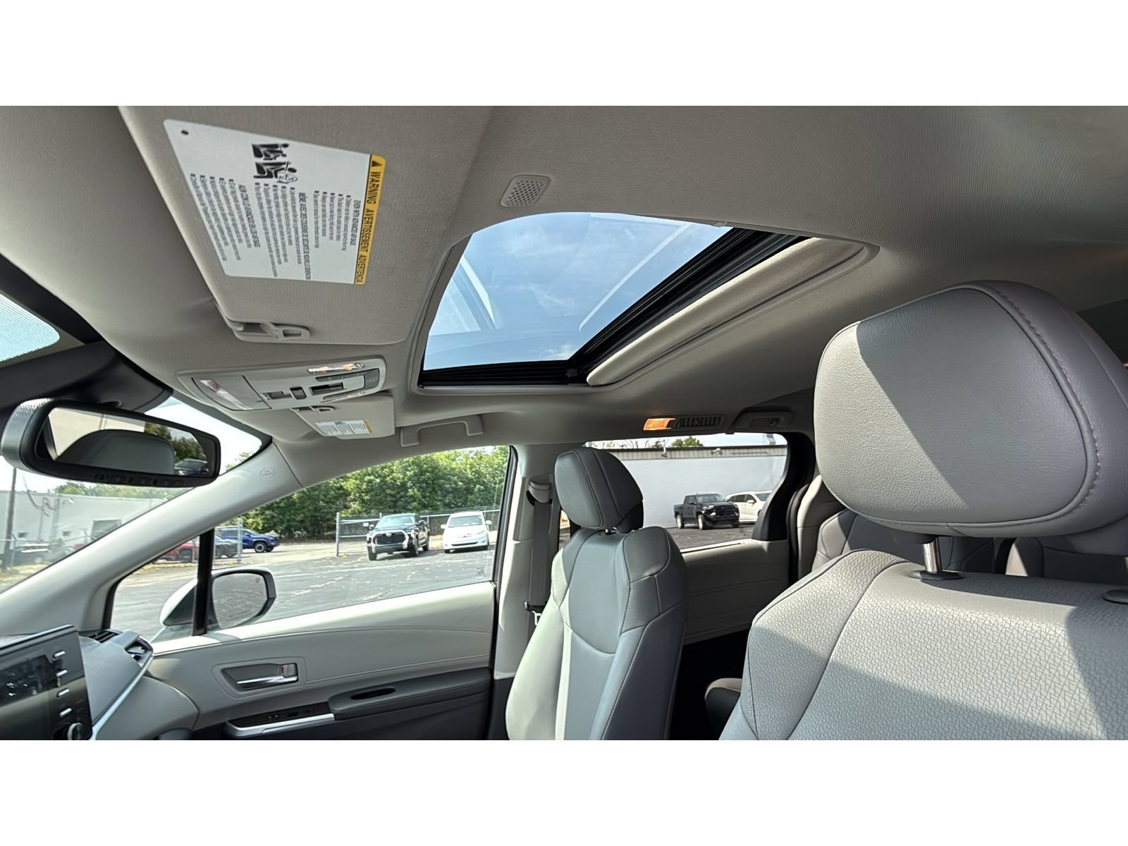 Certified 2024 Toyota Sienna XLE FWD image 31