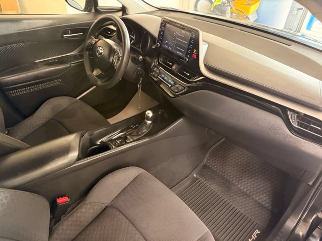 Used 2020 Toyota C-HR LE FWD image 29