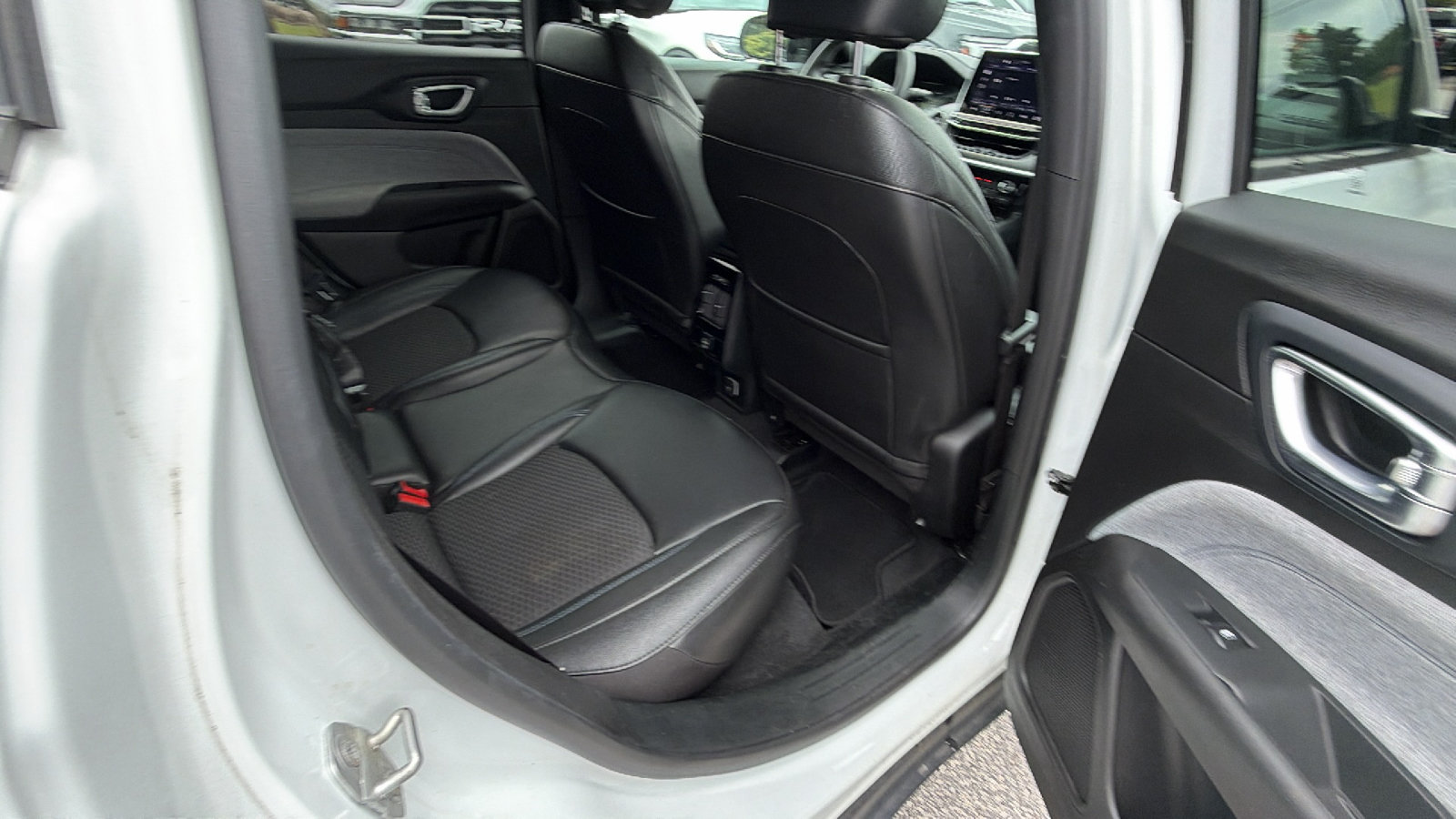 Used 2024 Jeep Compass Latitude AWD/4WD image 21