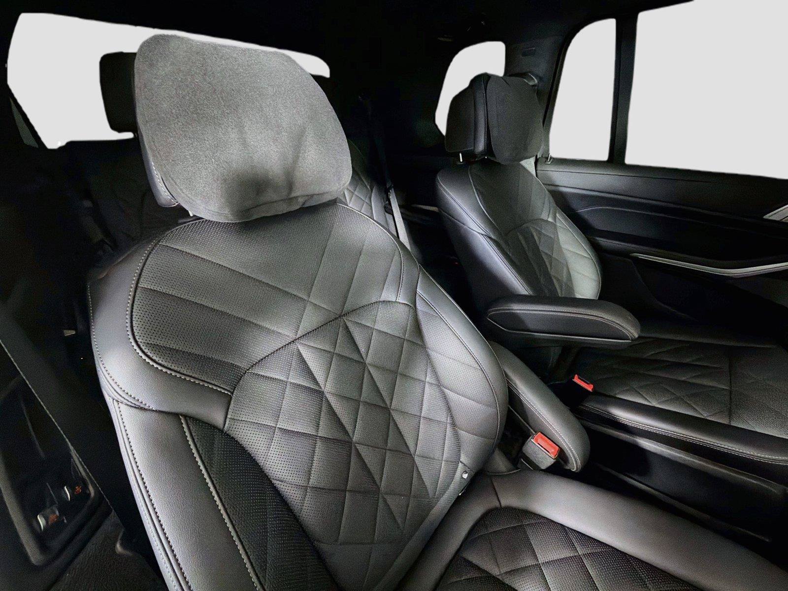 Used 2024 BMW X7 xDrive40i w/ M Sport Package AWD/4WD image 29