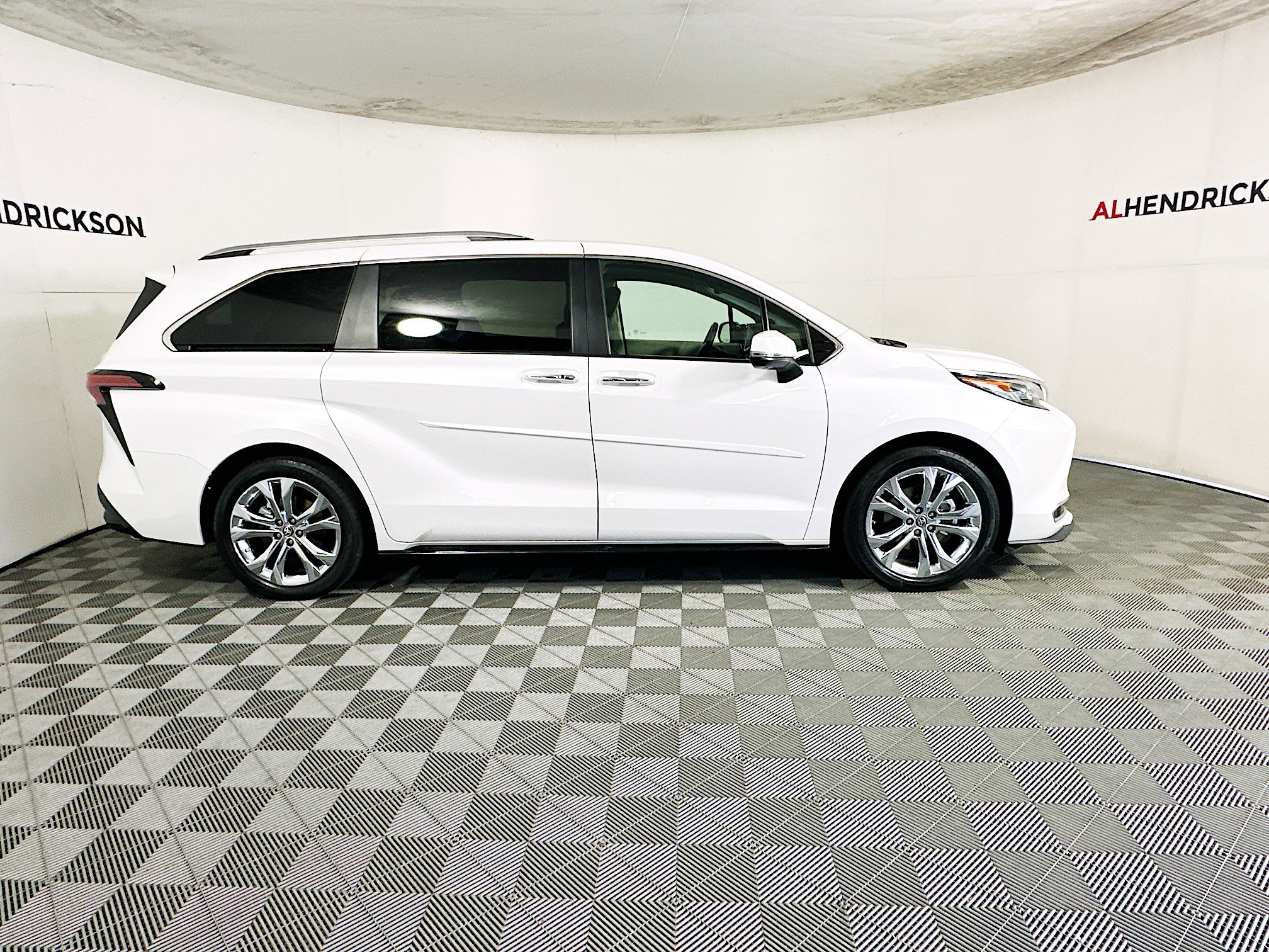 Used 2024 Toyota Sienna Platinum image 2