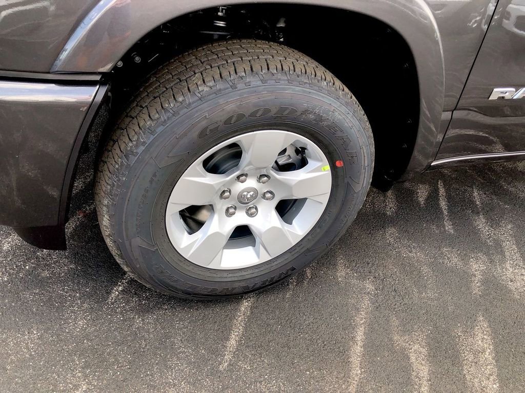 New 2026 RAM 1500 4x4 Crew Cab image 2