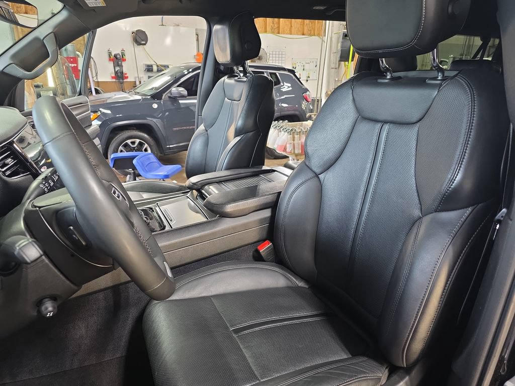 Used 2024 Jeep Wagoneer L Series II w/ Flexible Seating Group AWD/4WD image 17