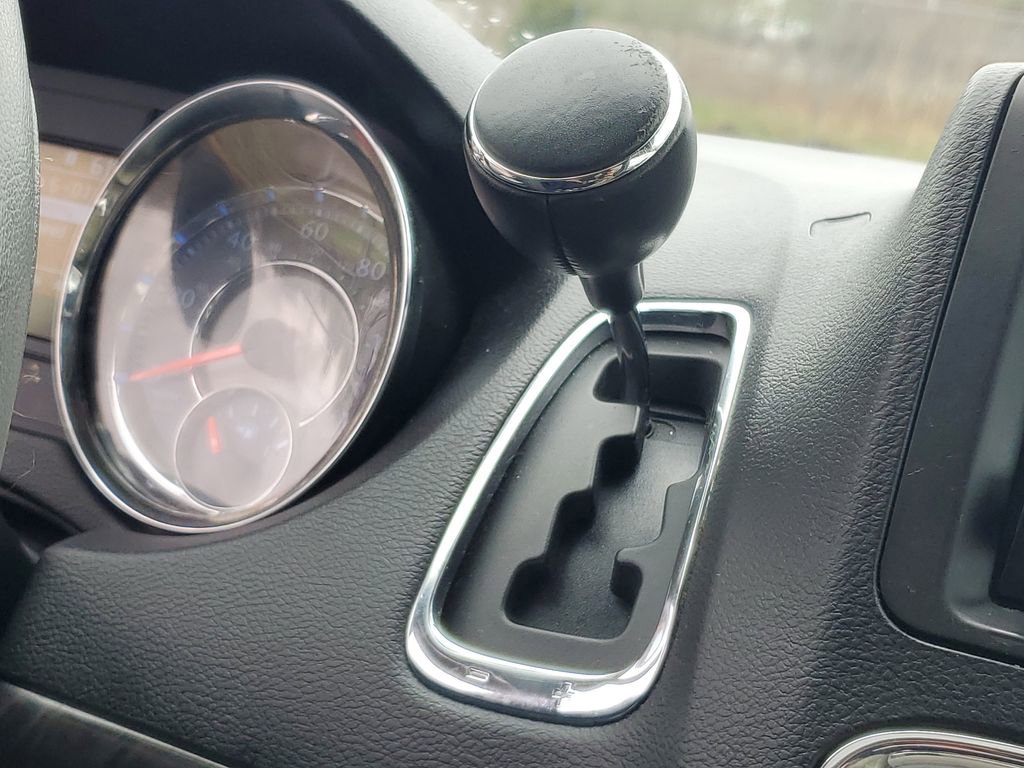 Used 2016 Chrysler Town & Country Touring-L image 15