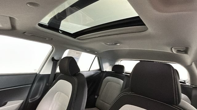Used 2023 Hyundai Venue SEL FWD image 12