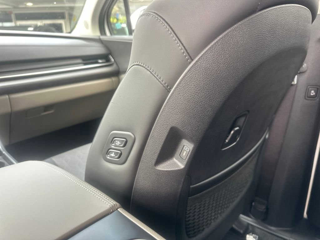 New 2026 Kia Carnival EX image 17