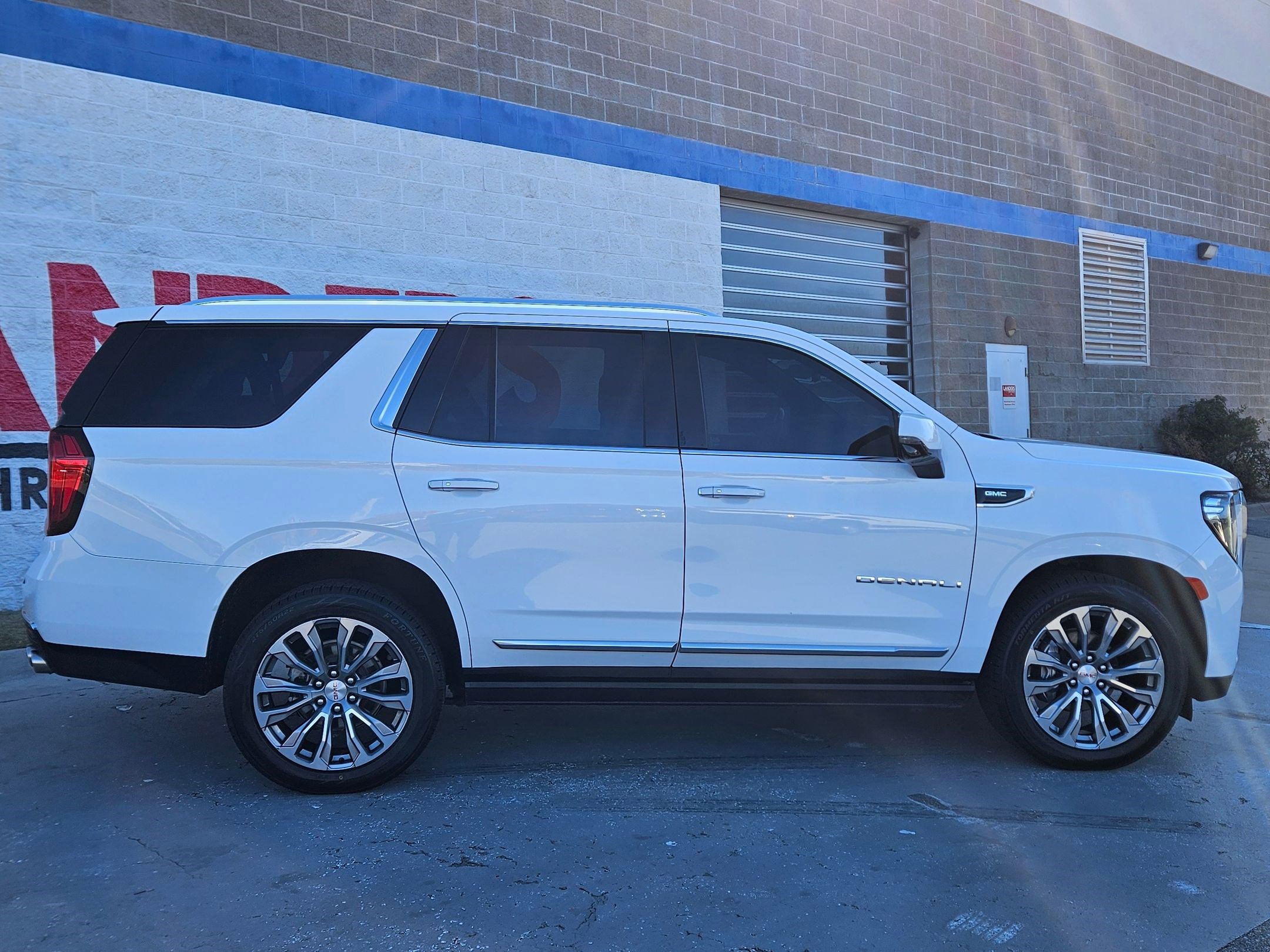 Used 2021 GMC Yukon Denali w/ Denali Premium Package image 8