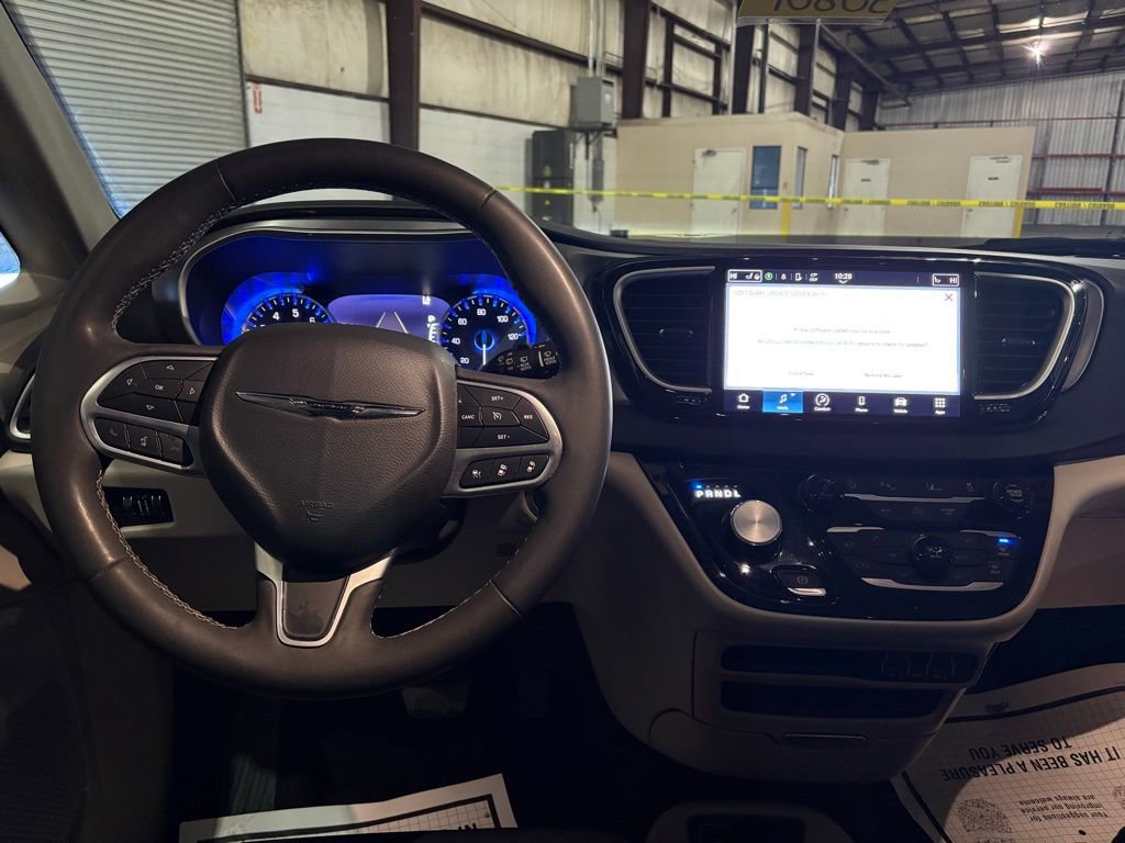 Used 2023 Chrysler Pacifica Touring-L image 22