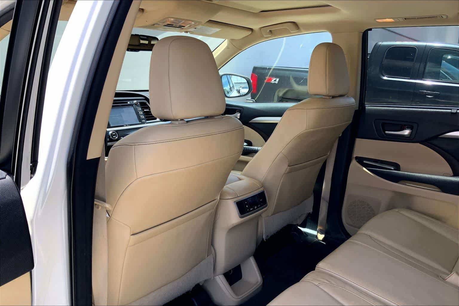 Used 2014 Toyota Highlander XLE w/ Preferred Accessory Package AWD/4WD image 12