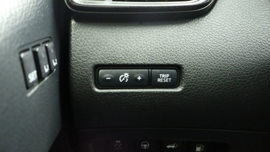 Used 2020 Nissan Rogue SL image 30