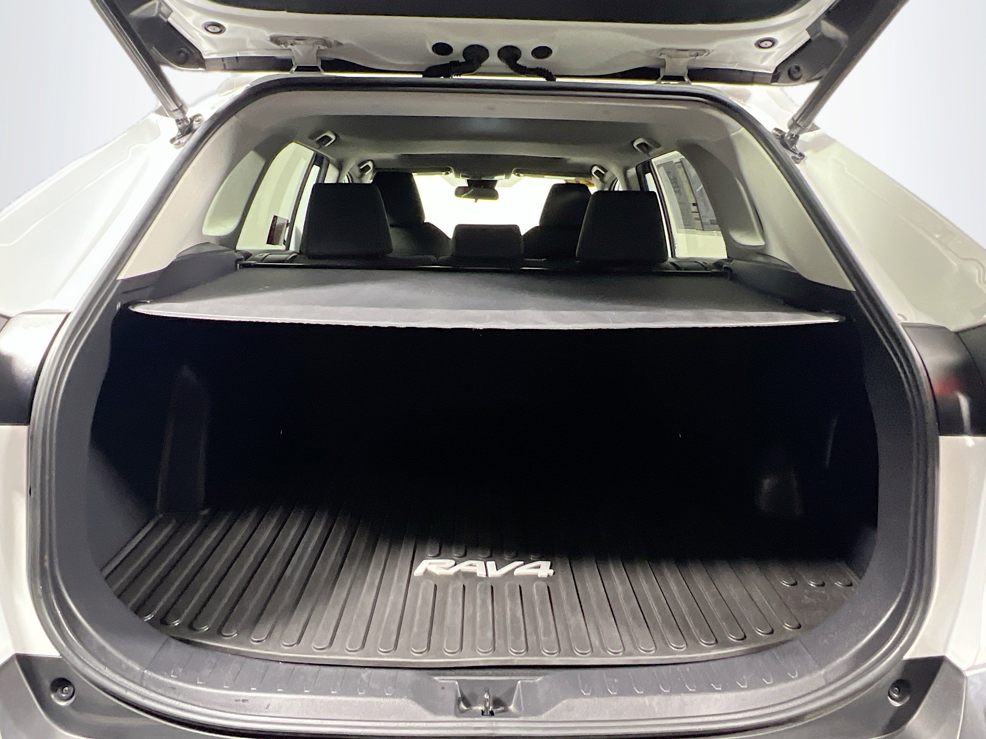 Used 2021 Toyota RAV4 XLE w/ Convenience Package FWD image 34