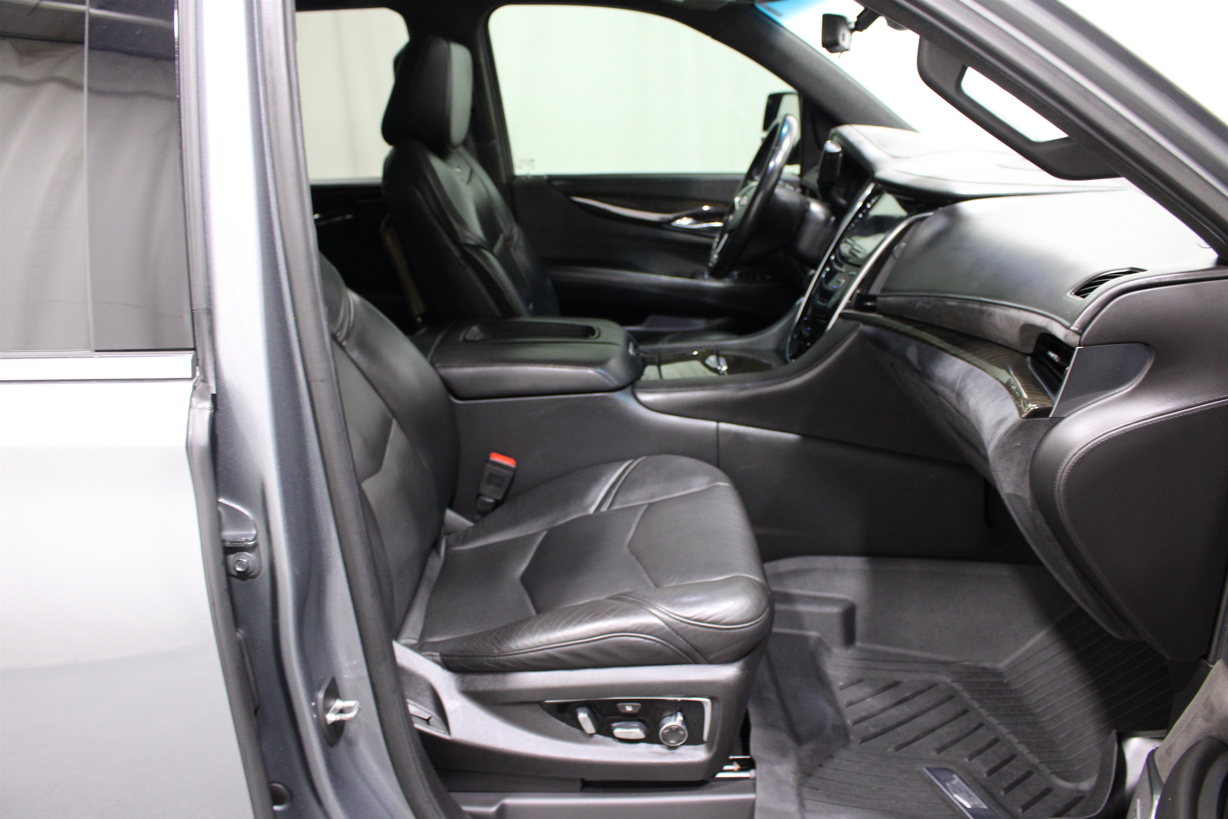 Used 2019 Cadillac Escalade ESV Platinum AWD/4WD image 26