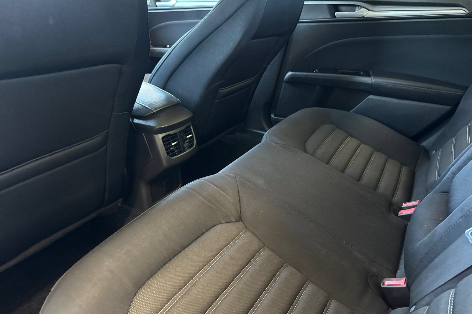 Used 2015 Ford Fusion SE FWD image 12