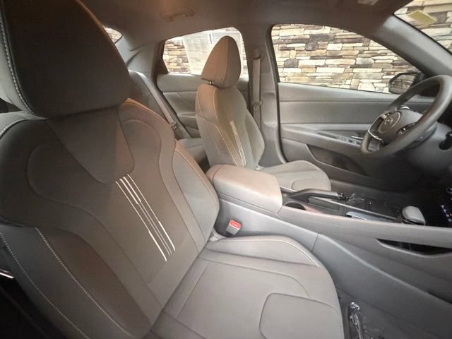 Used 2023 Hyundai Elantra SEL w/ Preferred Accessory Package FWD image 17