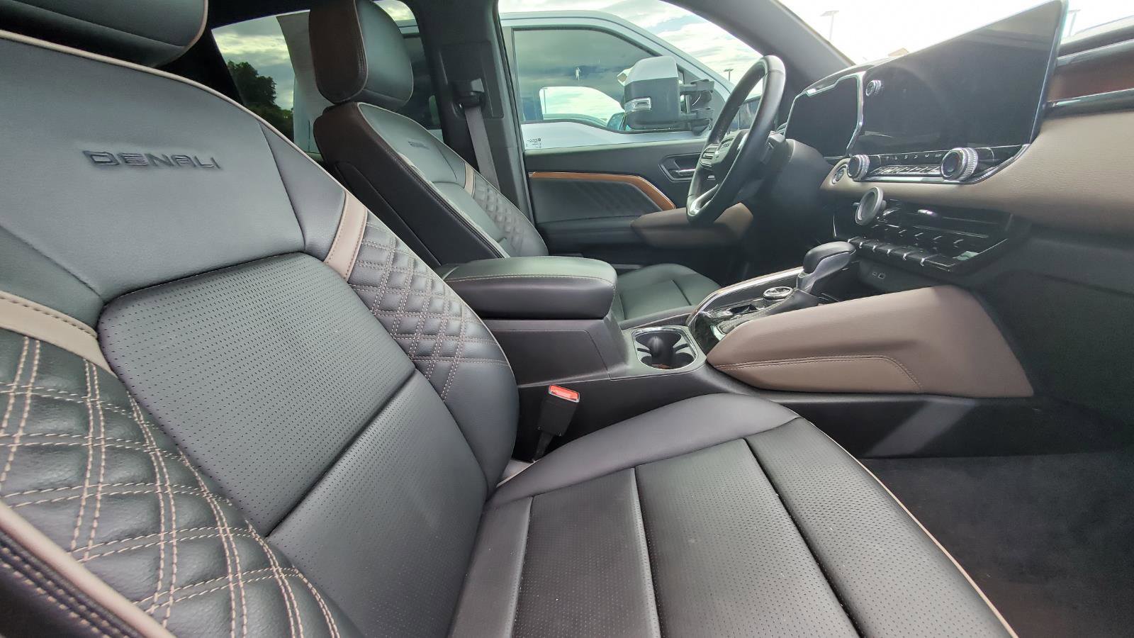 Used 2023 GMC Canyon Denali image 4