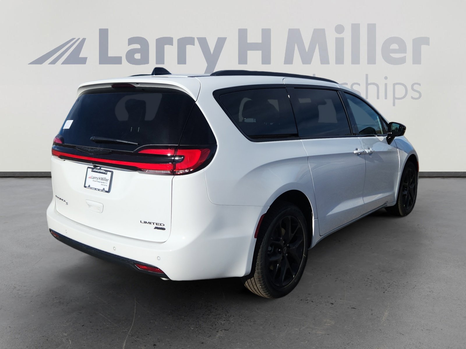 New 2026 Chrysler Pacifica Limited w/ S Appearance Package AWD/4WD image 6