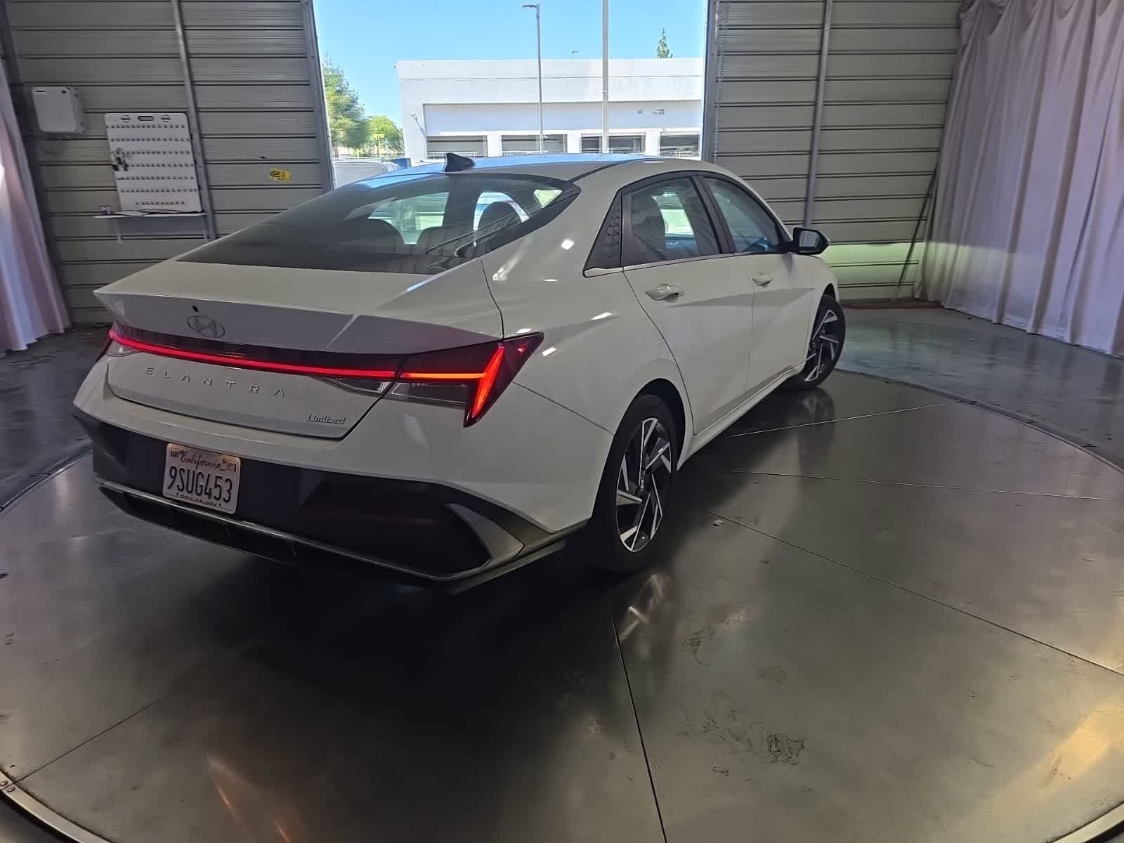 Used 2025 Hyundai Elantra Limited FWD image 5
