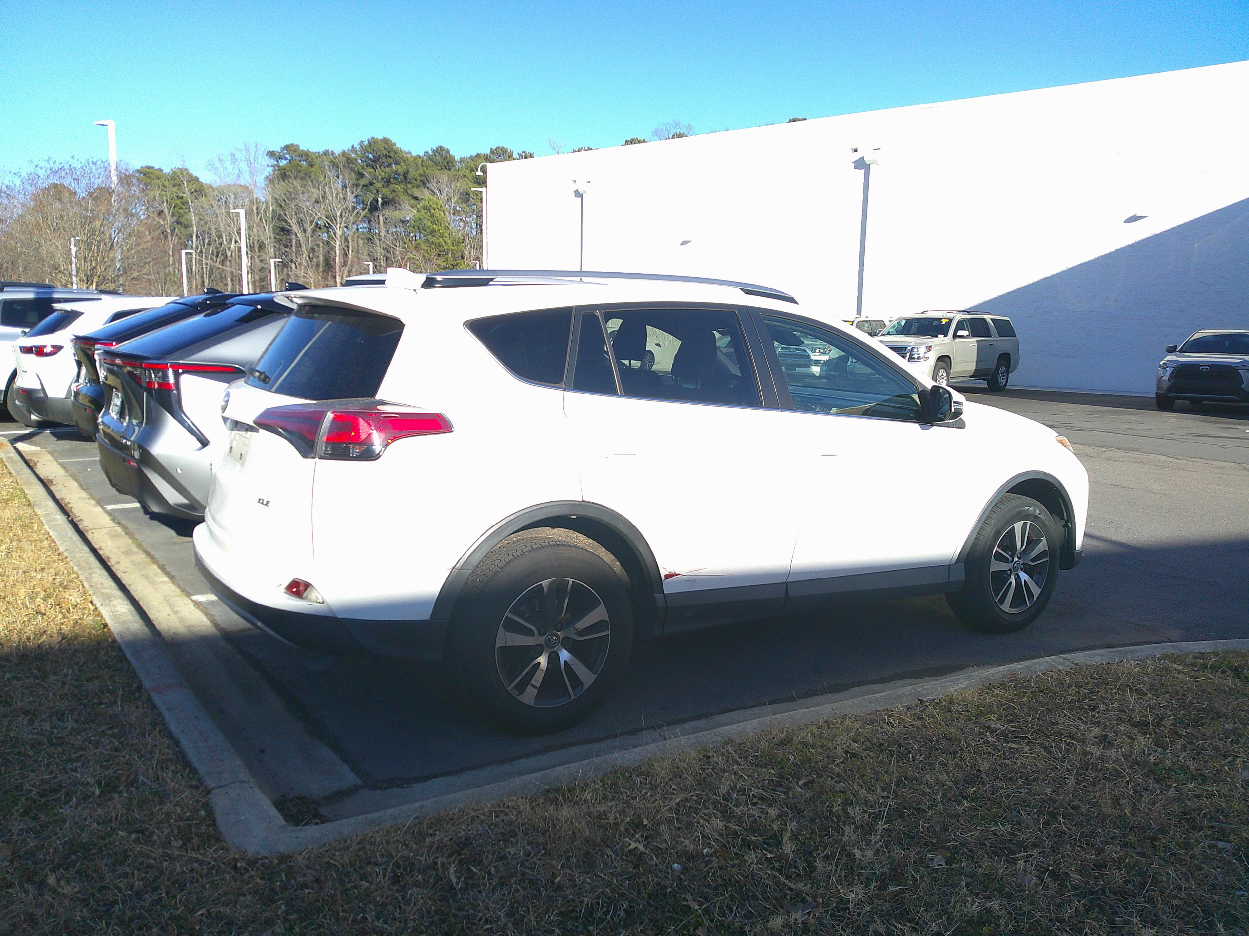 Used 2018 Toyota RAV4 XLE image 6