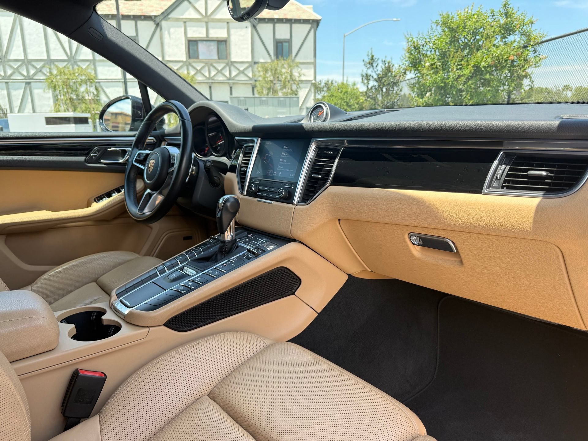 Certified 2017 Porsche Macan AWD/4WD image 25