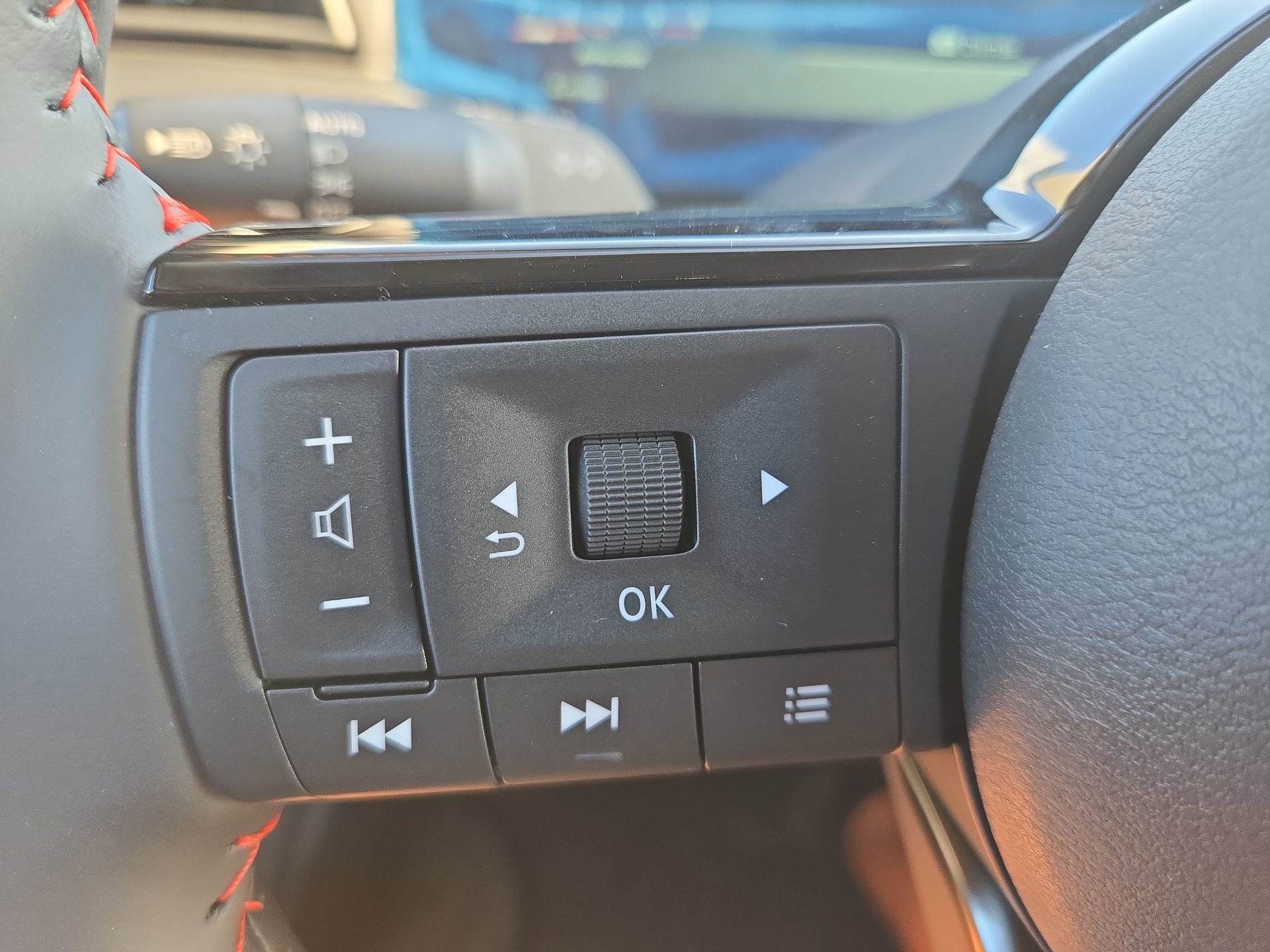 New 2025 Nissan Kicks SR FWD image 9