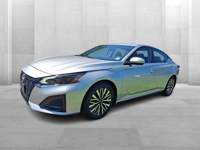 Used 2024 Nissan Altima 2.5 SV w/ SV Premium Package FWD image 3