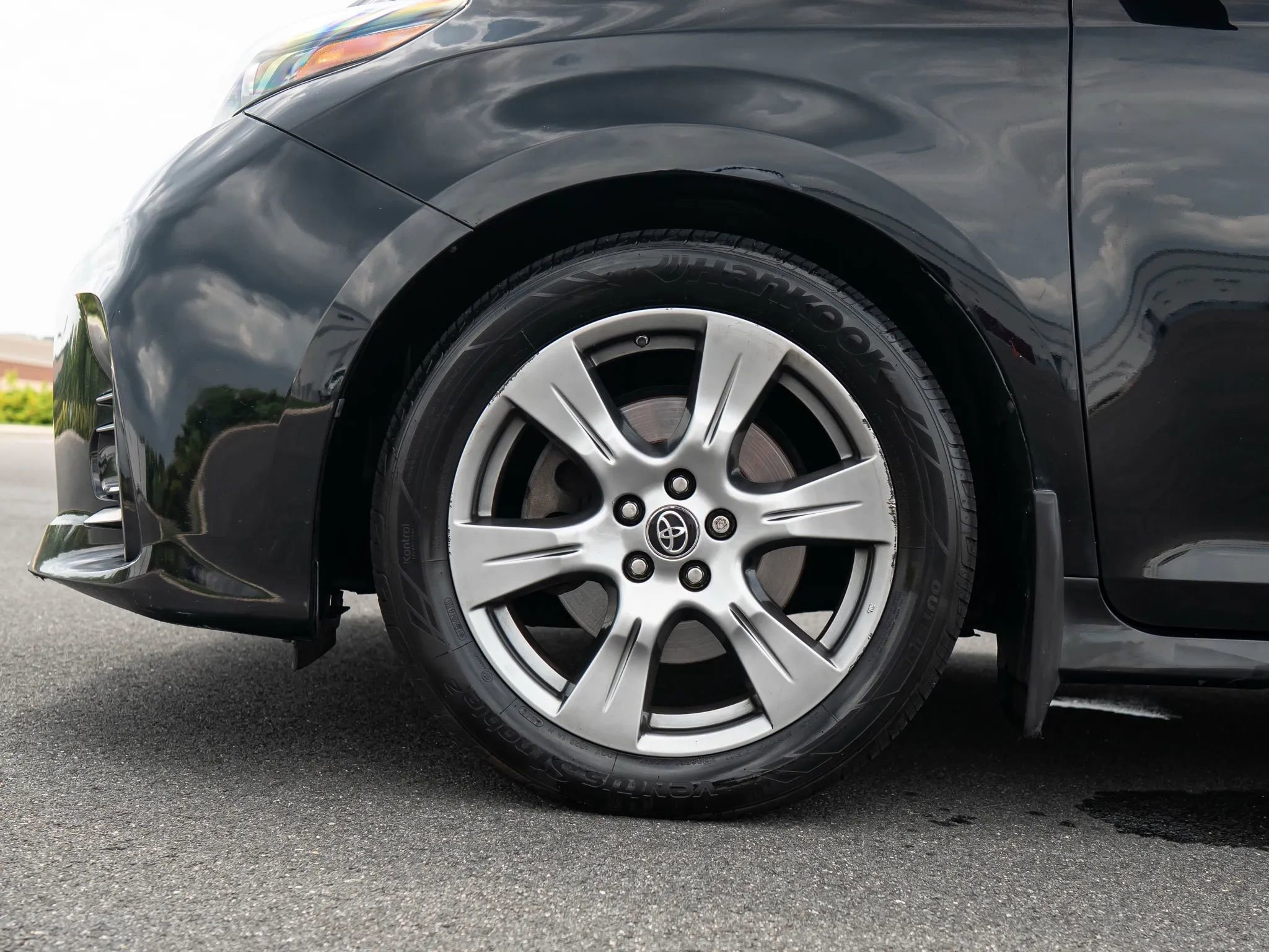 Used 2018 Toyota Sienna SE image 14