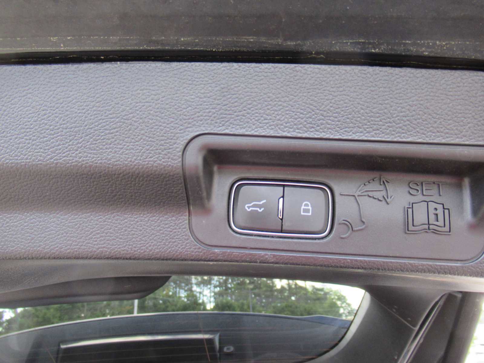 Used 2020 Ford Explorer XLT w/ Equipment Group 202A RWD image 19