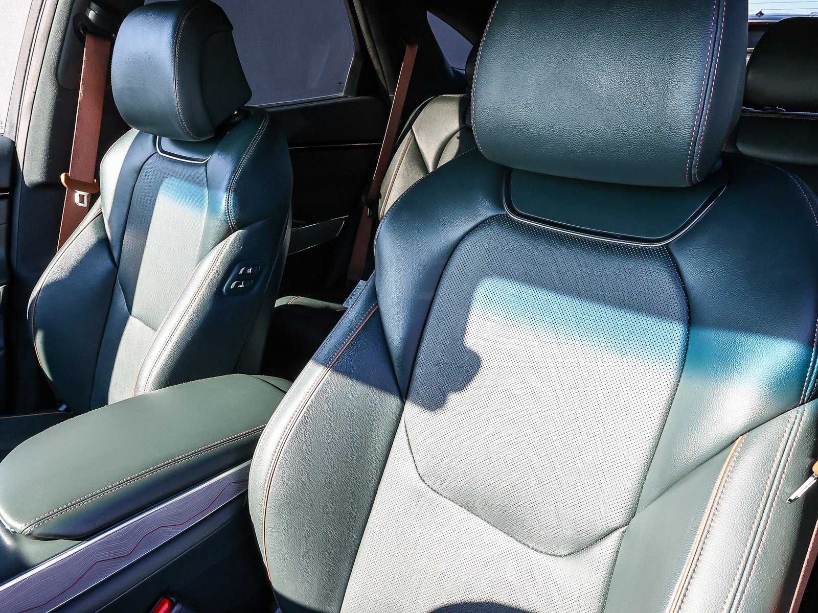 Used 2023 Genesis GV70 2.5T w/ Advanced Package image 28