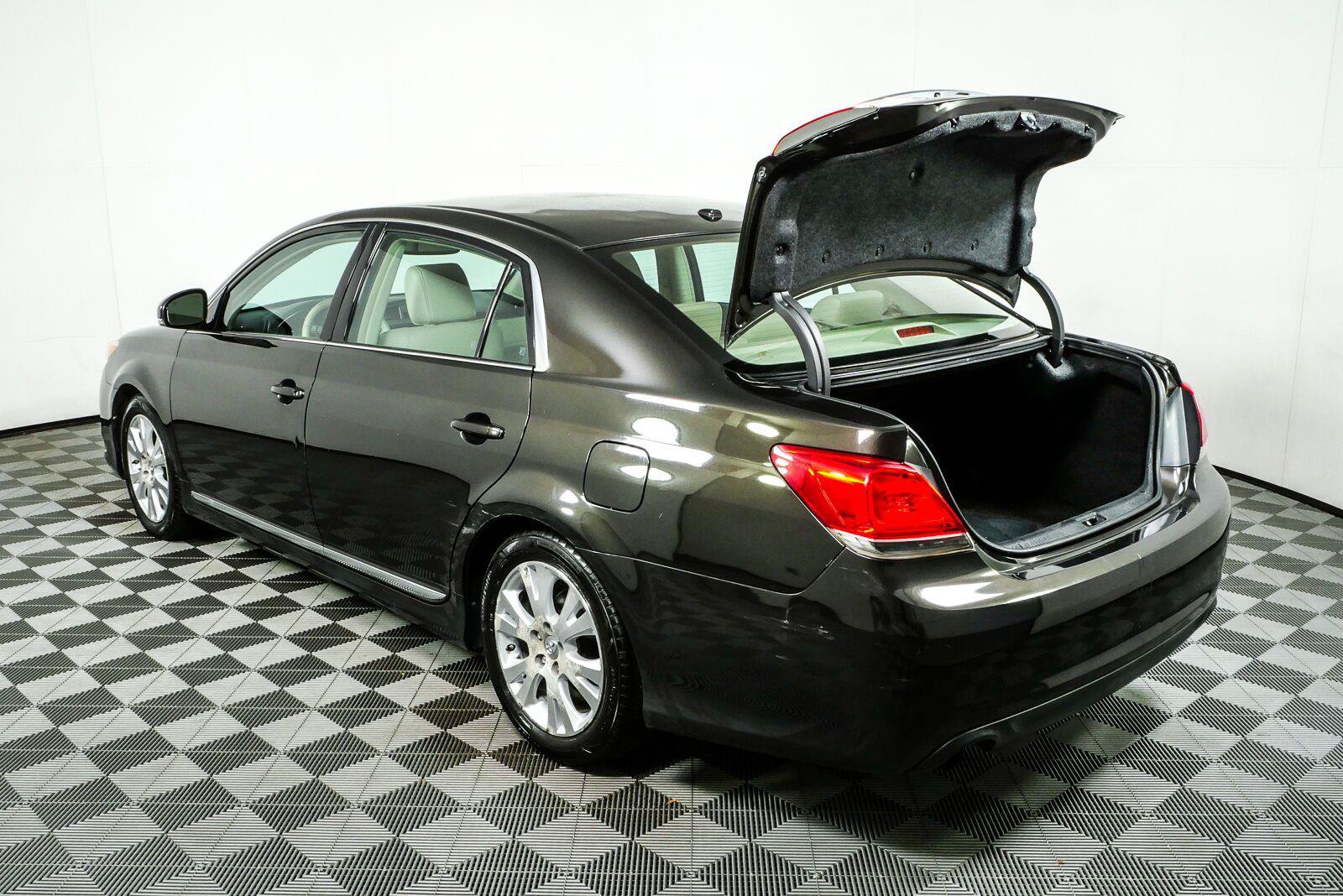 Used 2011 Toyota Avalon FWD image 30