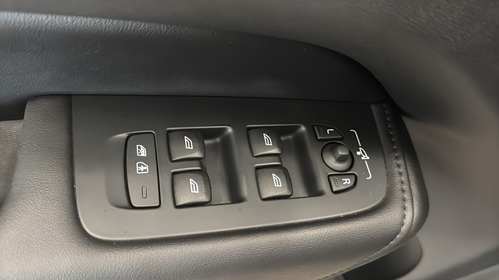 Certified 2024 Volvo XC60 T8 Plus w/ Climate Package AWD/4WD image 22
