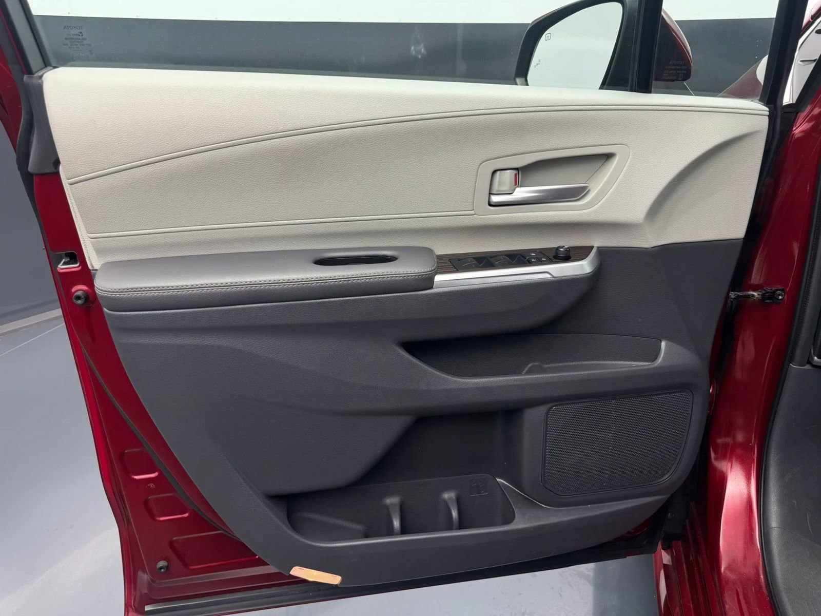 Used 2023 Toyota Sienna XLE AWD/4WD image 9