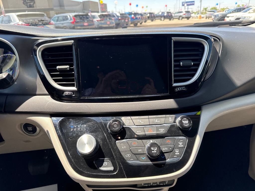 Used 2024 Chrysler Pacifica Touring-L FWD image 31