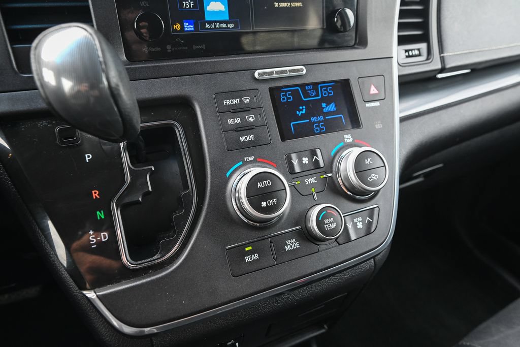 Used 2017 Toyota Sienna SE FWD image 36