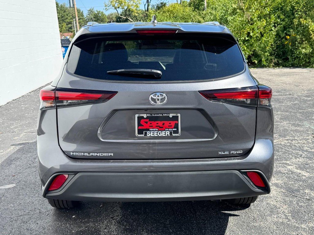 Used 2025 Toyota Highlander AWD image 8