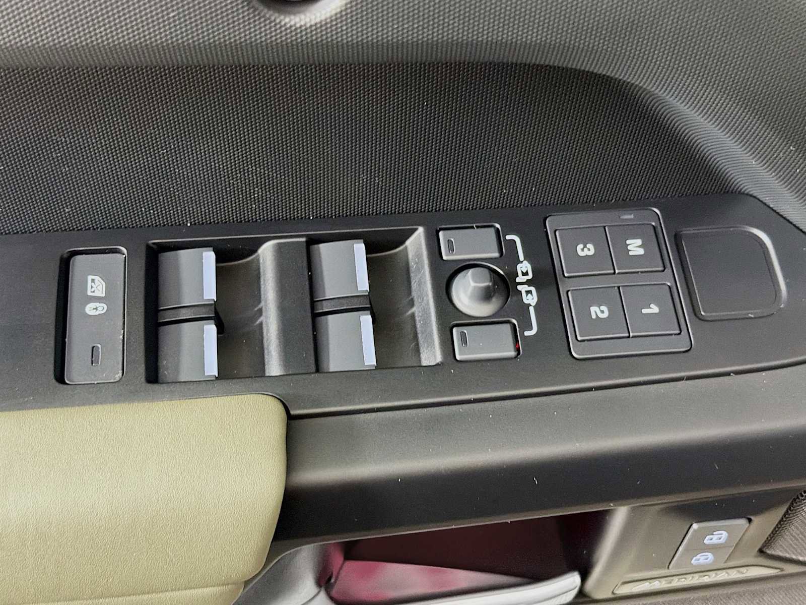 Used 2025 Land Rover Defender 110 S image 19