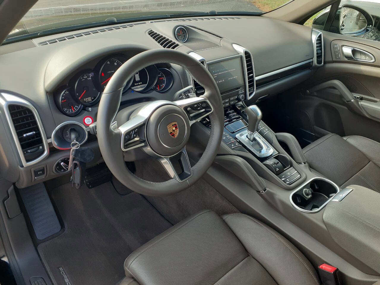 Used 2017 Porsche Cayenne Platinum Edition image 9