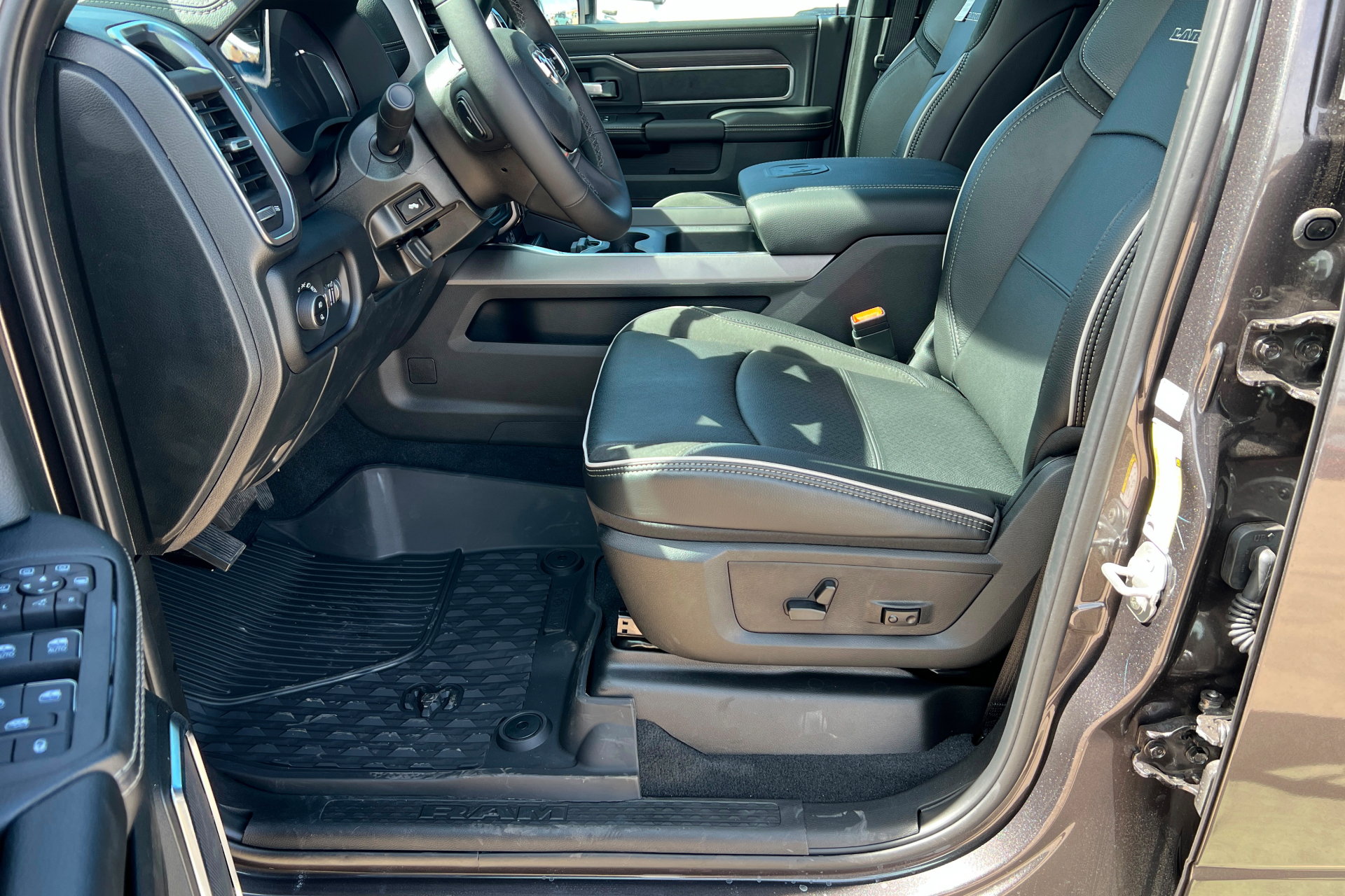 New 2026 RAM 3500 Laramie AWD/4WD image 17