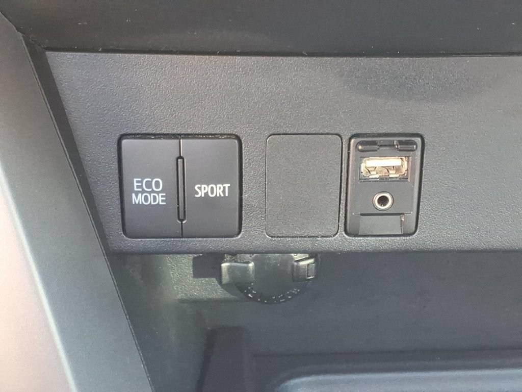 Used 2018 Toyota RAV4 LE FWD image 10