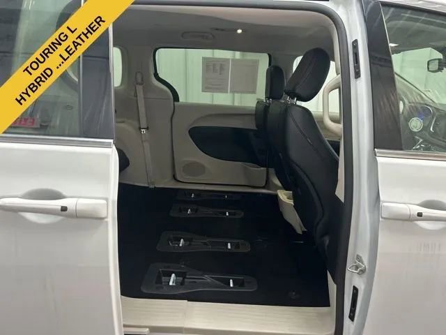 Used 2023 Chrysler Pacifica Touring-L image 13