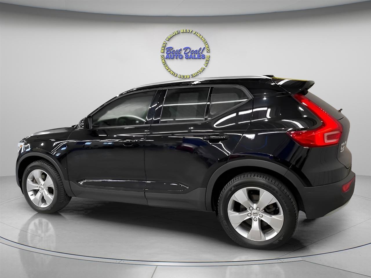 Used 2022 Volvo XC40 T5 Momentum image 3