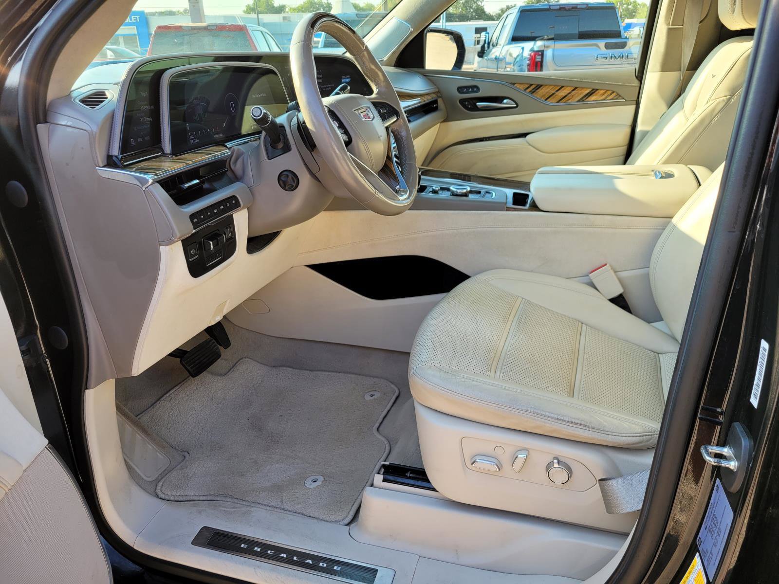Used 2021 Cadillac Escalade ESV Sport Platinum AWD/4WD image 2