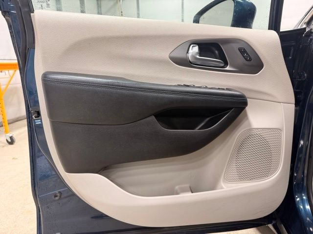 Used 2021 Chrysler Pacifica Touring-L FWD image 9