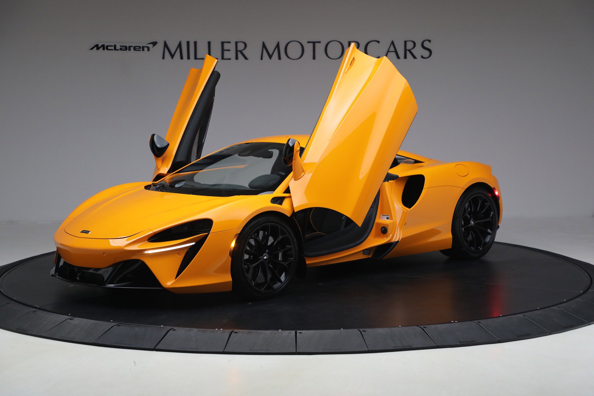 Used 2024 McLaren Artura image 14